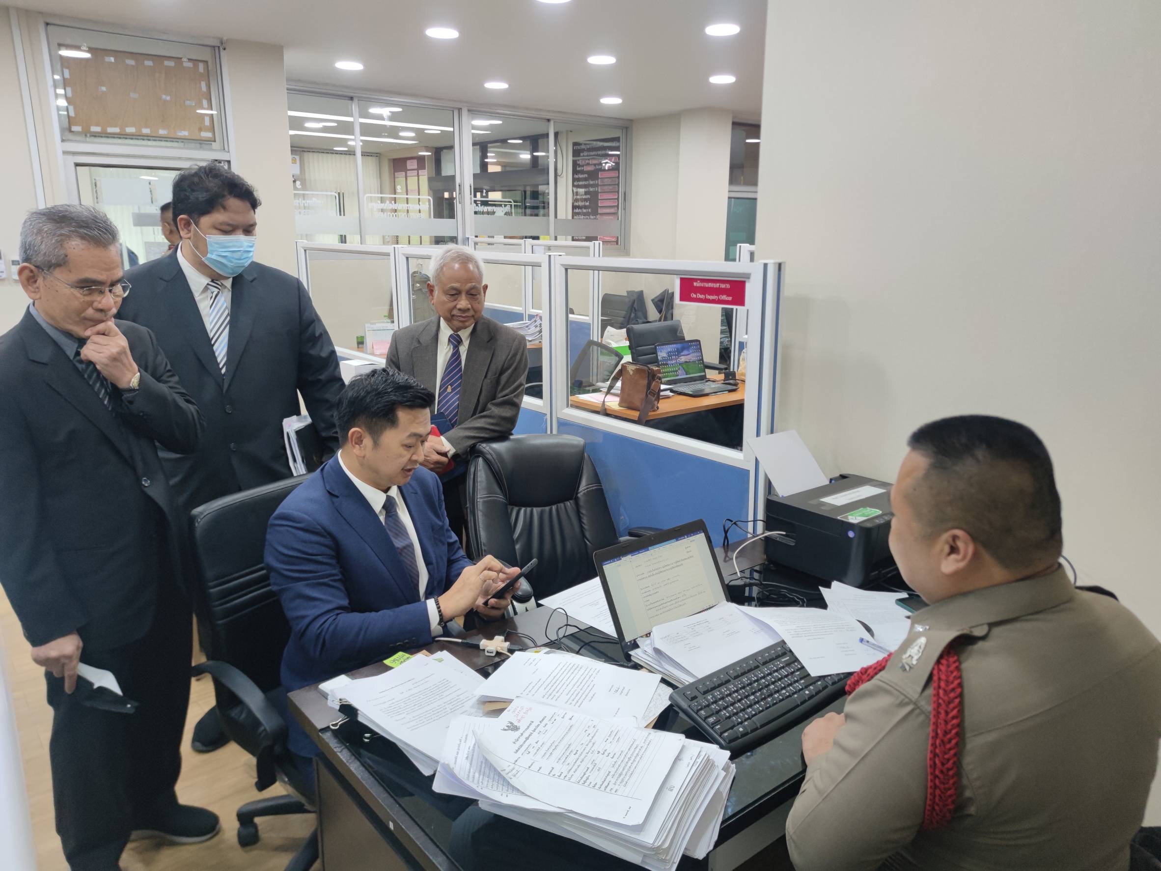 แฉ “ศรีสุวรรณ" ย่องมอบตัวคดีแจ้งความเท็จ กรณีร้องพรรคเพื่อไทยแถลงนโยบายค่าแรงขั้นต่ำ 600 บาทต่อวัน เกินจริง