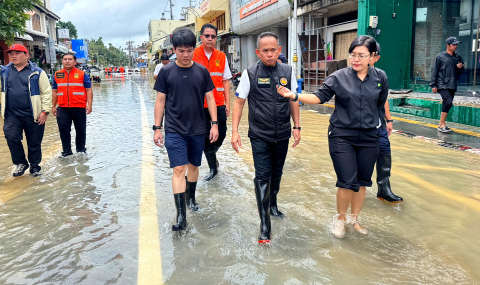 ผู้ว่าฯ ภูเก็ต ลุยตรวจน้ำท่วมเมืองเก่า เร่งระบายน้ำ คาดคลี่คลายหากฝนหยุด