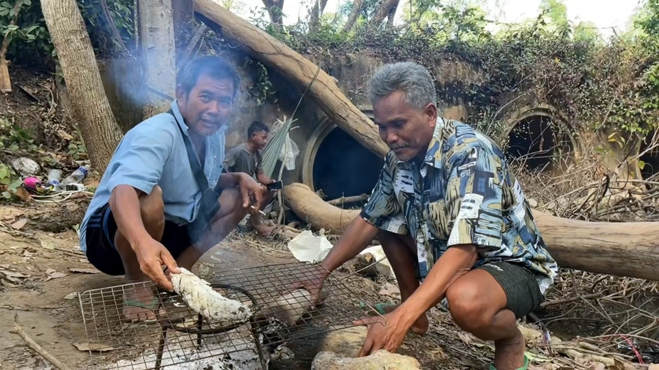 สุรินทร์ตึงเครียด! ชาวบ้าน–ชรบ. ใช้ท่อลอดน้ำเป็นหลุมหลบภัย อาศัยช่วงพักยิงทำกับข้าวกิน 