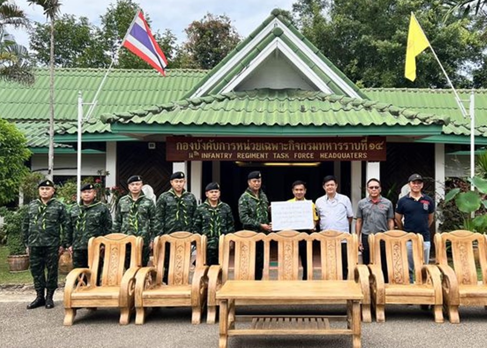 “พ่อเลี้ยงหล้า” CEO แม่สอดฟรีโซน “ผอ.น้อย” ร่วมมอบเฟอร์นิเจอร์ไม้สัก ให้ ผบ.ฉก.ร.14