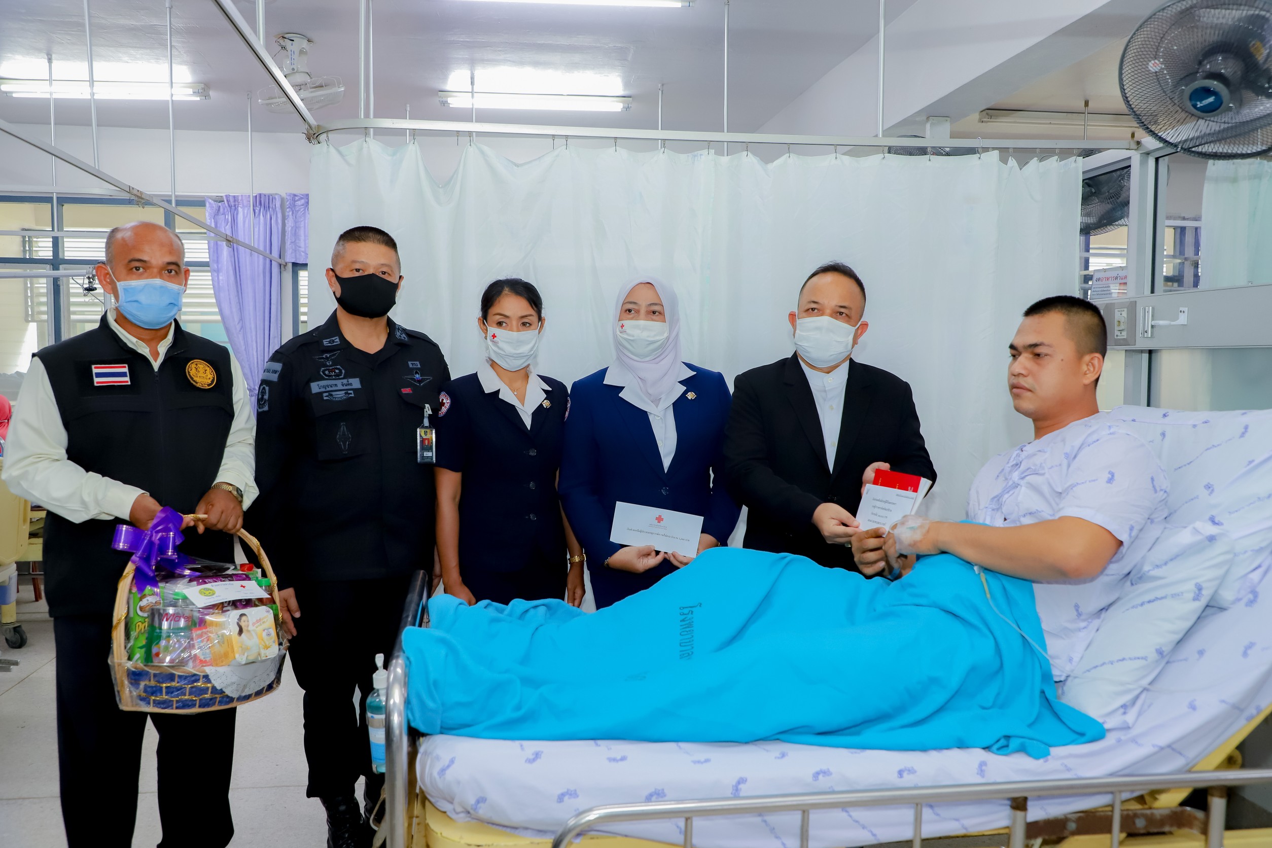 รองผู้ว่าฯนราธิวาส และนายกเหล่ากาชาดจังหวัดมอบเงินเยียวยาแก่ผู้ได้รับบาดเจ็บจากเหตุการณ์ความไม่สงบ