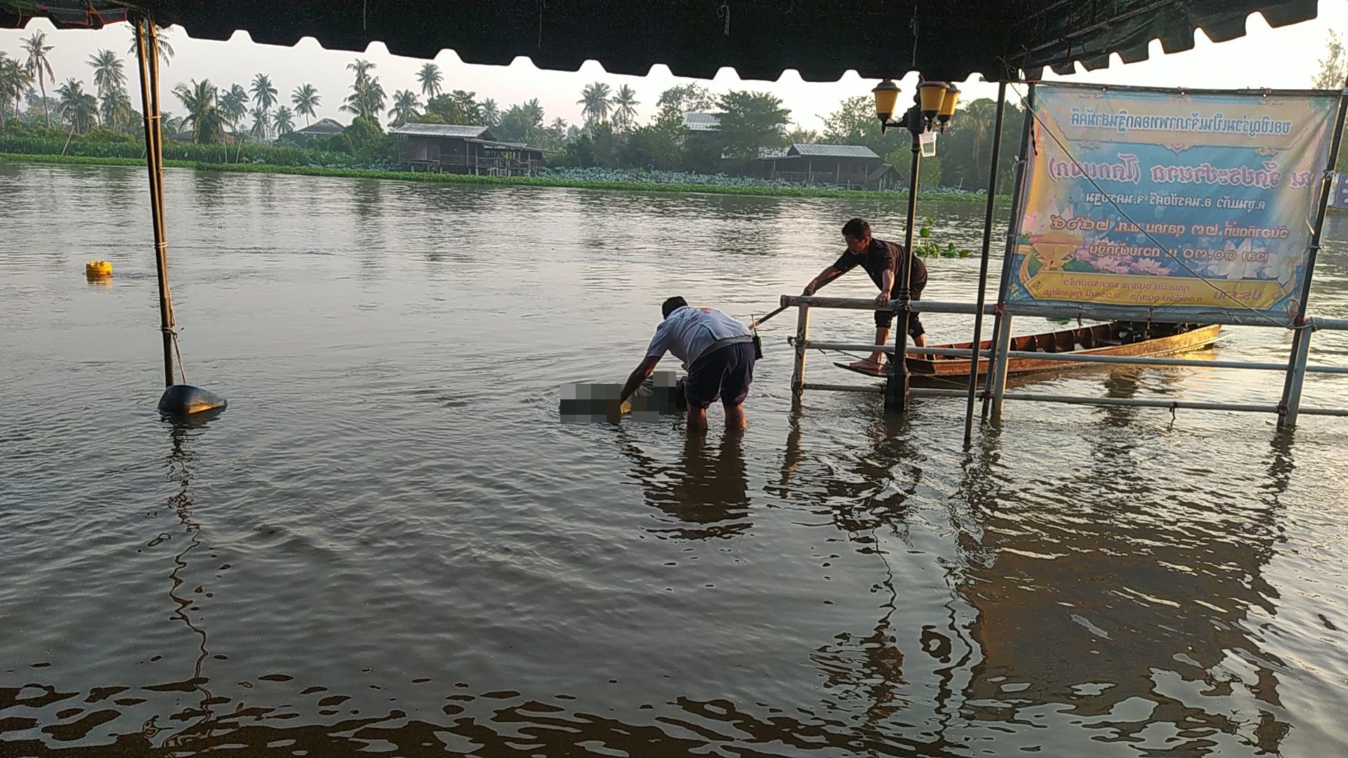 แม่น้ำท่าจีนเชี่ยวจัด ตีเรือชาวบ้านพลิกคว่ำ จมน้ำดับ