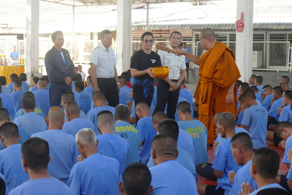 “หลวงพี่น้ำฝน” เข้าบิณฑบาตในเรือนจำอ่างทอง สร้างขวัญกำลังใจผู้ต้องขัง