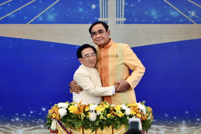 นายกฯไทย-ลาว วางศิลาฤกษ์ สร้างสะพานมิตรภาพไทย-ลาวฝั่ง ก่อนควงทักทายชาวบึงกาฬ​ ตะโกนถาม "ซำบายดีบ่"