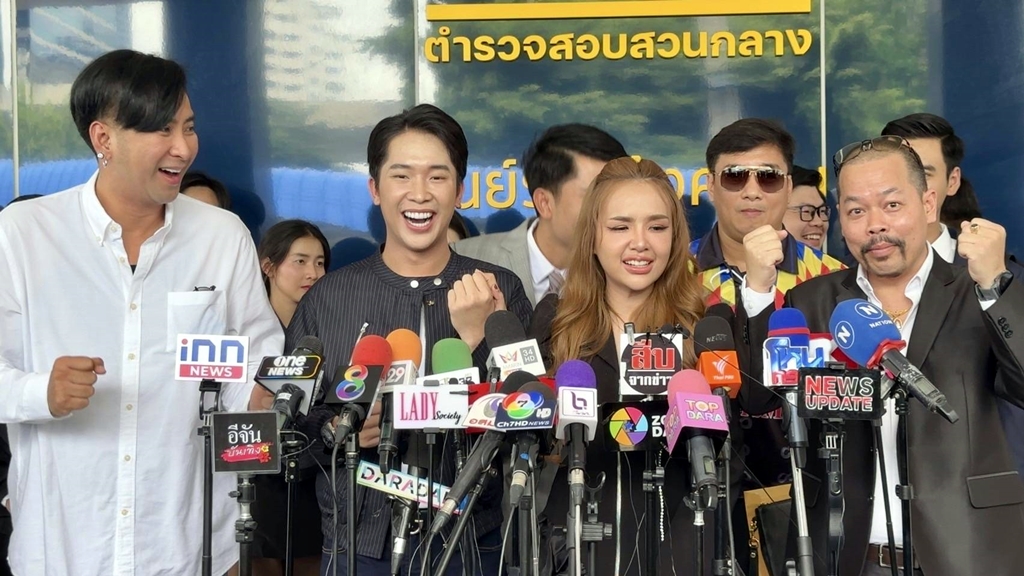 "เจนนี่-บอล เชิญยิ้ม-ผู้ใหญ่บ้าน ฟินแลนด์" เข้าพบ บก.ปคบ. แสดงความบริสุทธิ์ใจ หลังเคยไลฟ์สดกับ "แม่ตั๊ก"
