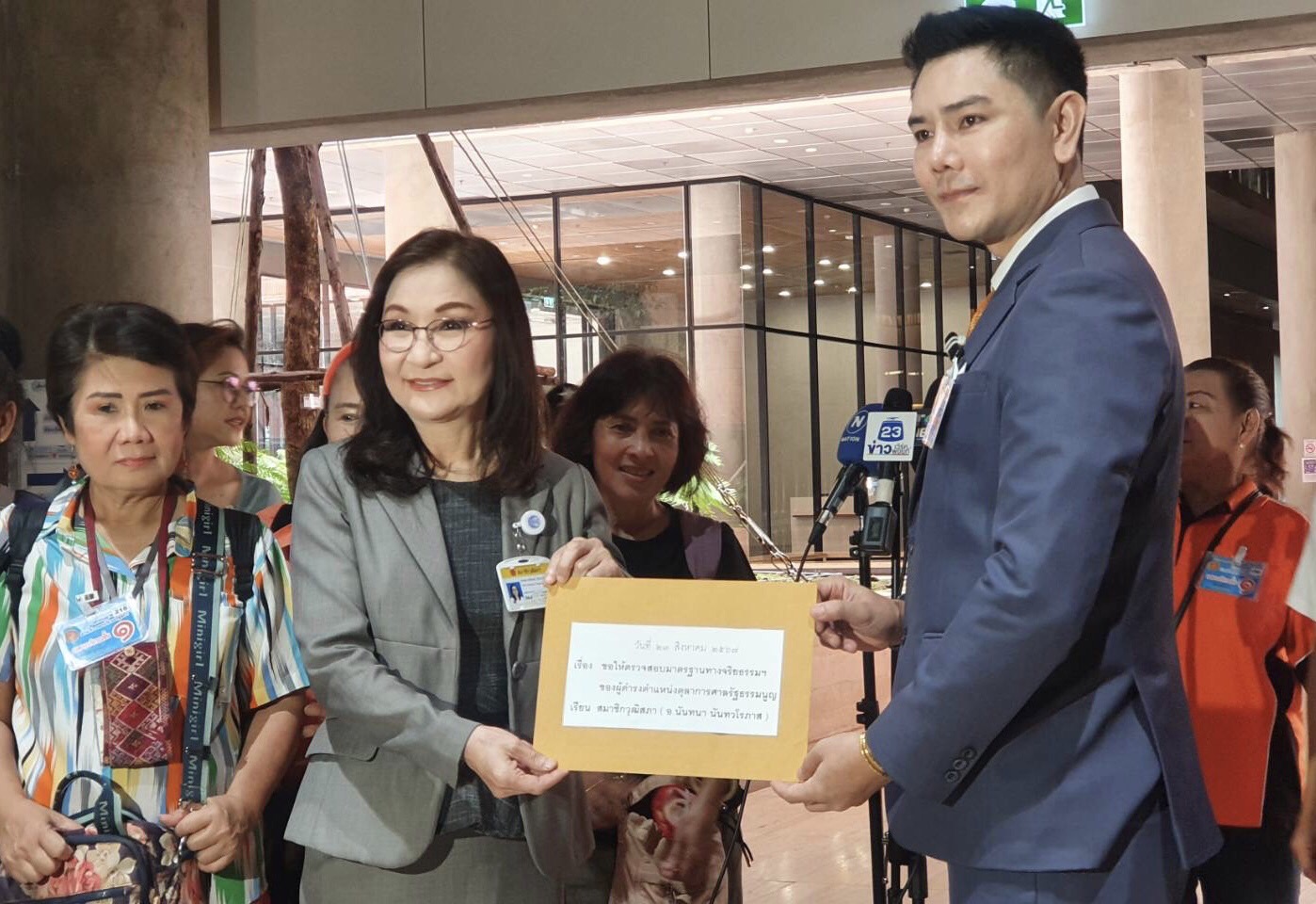 "ทนายอั๋น" ยื่น "วุฒิสภา" ตรวจสอบจริยธรรม "ตุลาการศาลรธน." ด้าน "นันทนา" แย้มส่งเรื่องตรงศาลรธน. ตรวจสอบกันเอง