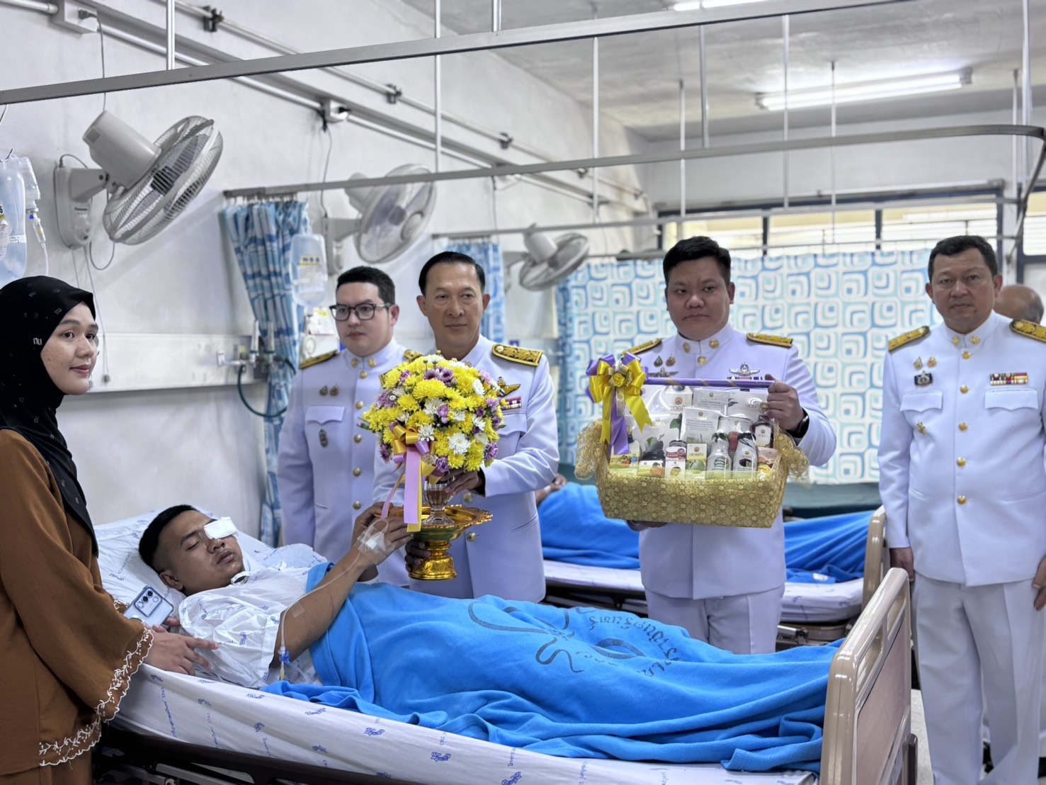 "ในหลวง" โปรดเกล้าฯให้ผู้ว่าฯจ.นราธิวาส เชิญดอกไม้​และตะกร้าสิ่งของพระราชทาน ไปมอบให้ จนท.ได้รับบาดเจ็บจากเหตุคนร้ายใช้อาวุธปืนยิงใส่เจ้าหน้าที่