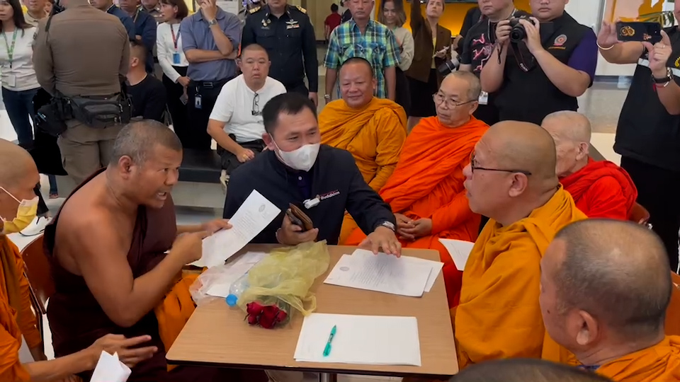"หลวงพี่น้ำฝน" ถือหนังสือเจ้าอาสวัดสามชุกแจ้ง "พระปีนเสา" กลับวัด