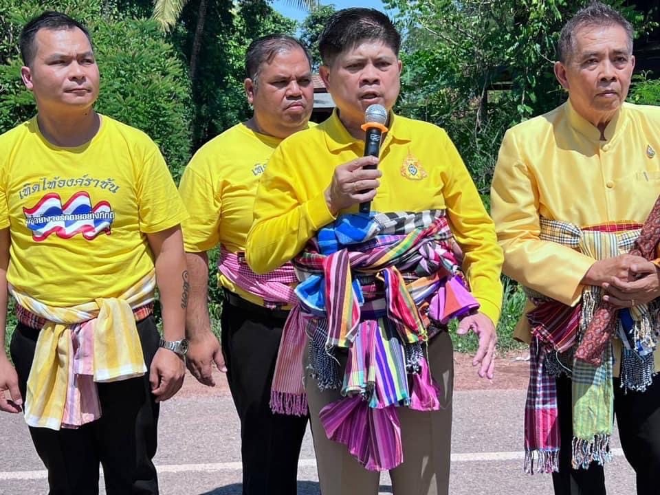 “แรมโบ้อีสาน” ปักป้ายหมู่บ้านเทิดไท้องค์ราชัน พร้อมกัน 100 แห่ง ลั่นขอถวายชีวิตปกป้องสถาบันพระมหากษัตริย์