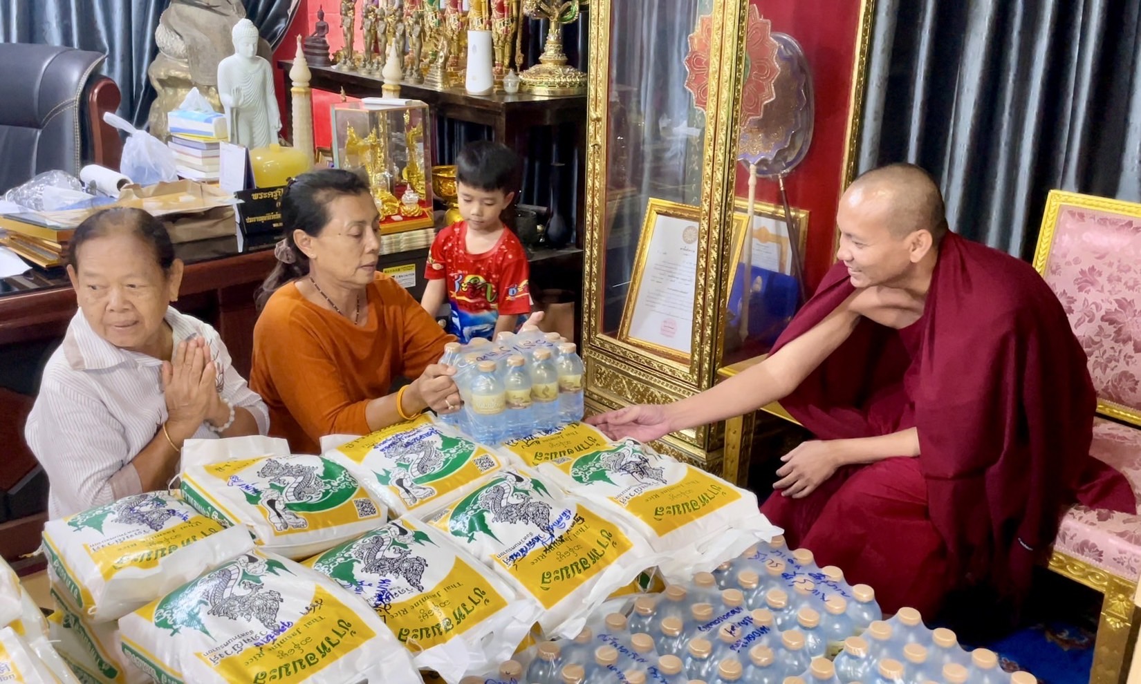 เจ้าอาวาสวัดมณีวงศ์ระดมผู้นำชุมชนขนข้าวสารกว่า 2,000 ถุงช่วยเหลือน้ำท่วม จ.แพร่