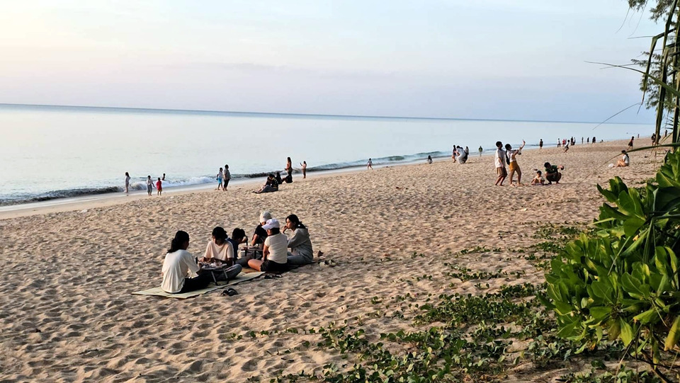 ชายหาดท้ายเหมืองคึกคัก! นักท่องเที่ยวพาครอบครัวพักผ่อนเล่นน้ำ รับหยุดยาวปีใหม่