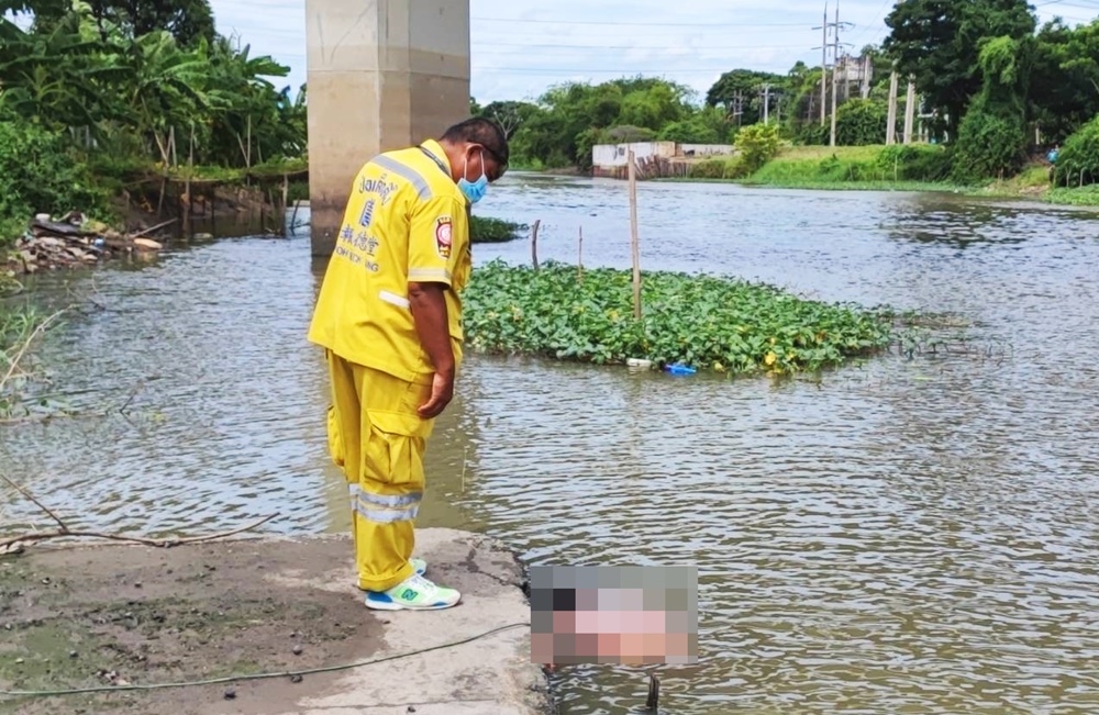 ลุงเก็บผักบุ้งผวา!! พบศพลอยน้ำมาข้างเรือ