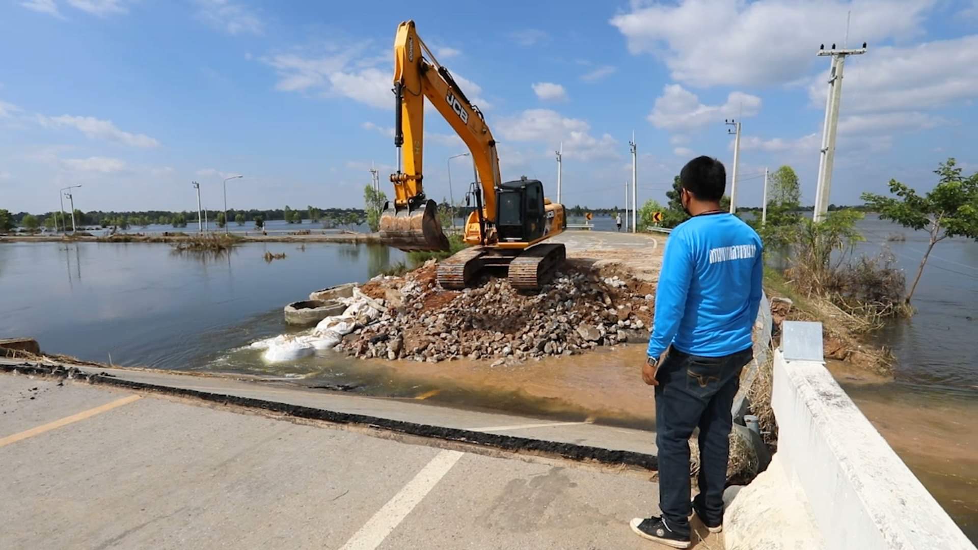 กรมทางหลวงเร่งซ่อมถนนเส้นทางขอนแก่น-พระยืน หลังถูกแม่น้ำชีซัดขาด