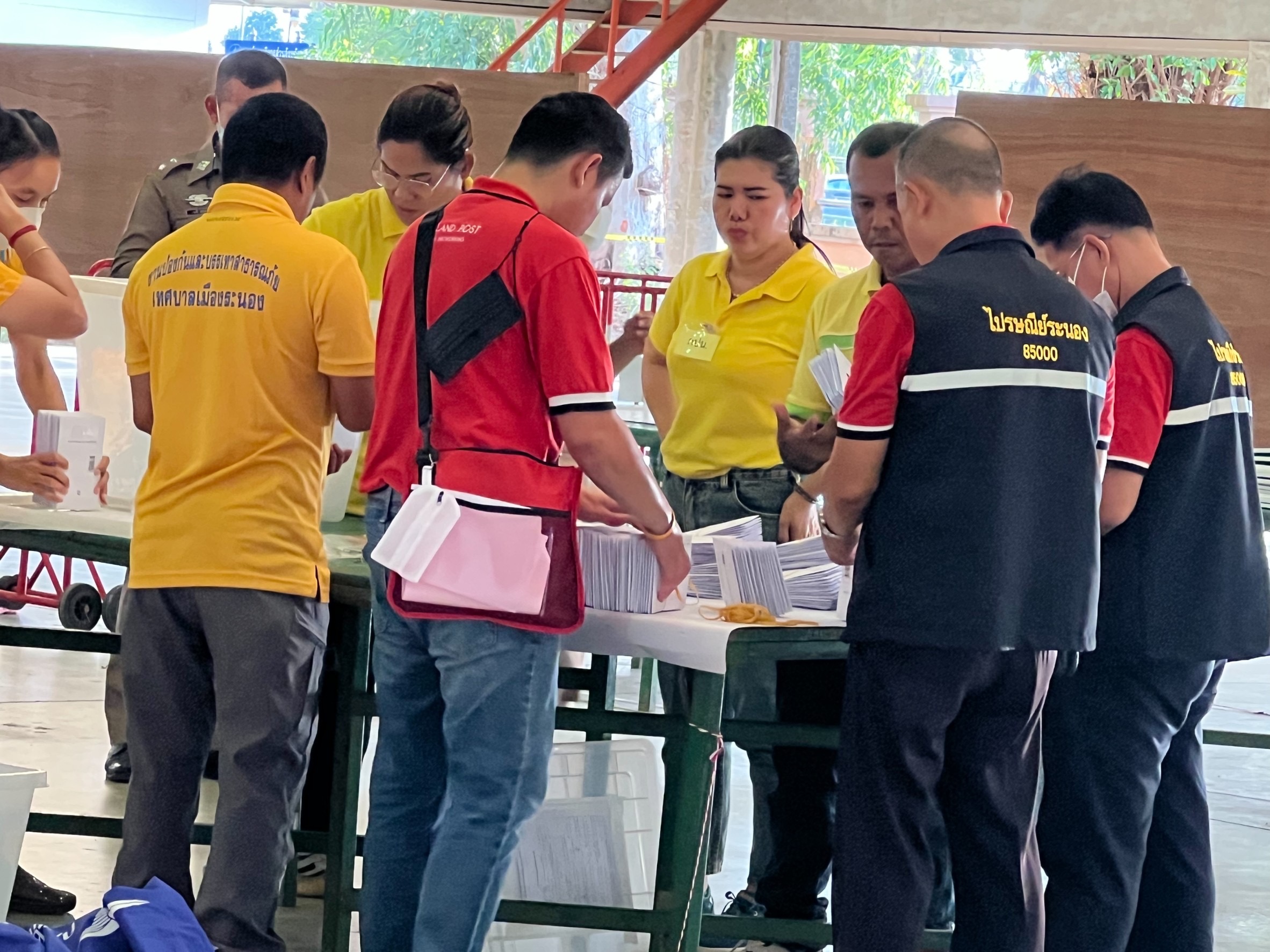 ระนอง คุ้มกันแน่นหนารถขนส่งบัตรเลือกตั้งล่วงหน้า พบมีผู้ไปใช้สิทธิร้อยละ 90 