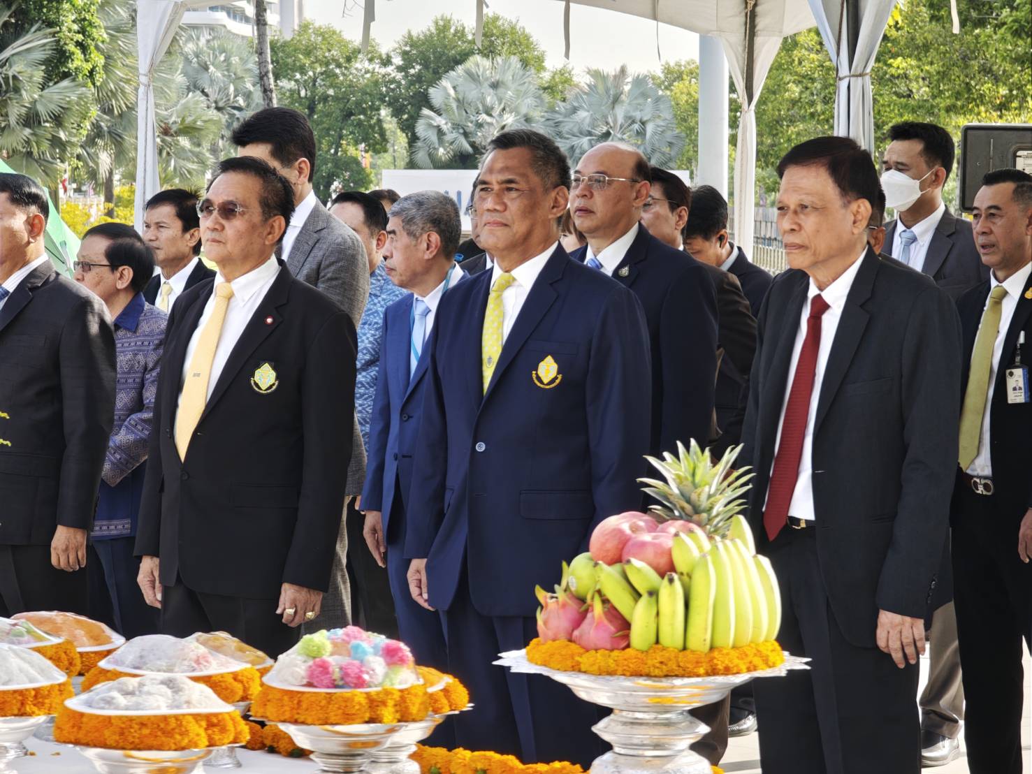 "ปธ.กกต."นำพนักงานทำบุญวันสถาปนาครบ26 ปี  ท่ามกลางกระแสข่าวเลื่อนเลือก สว.