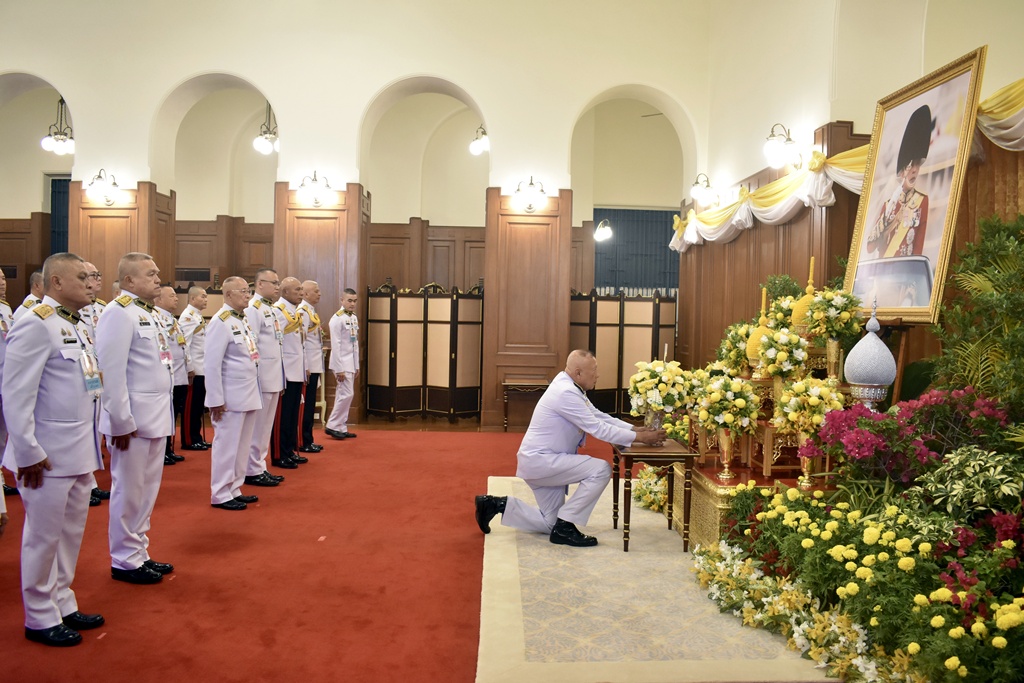 ประชาชนทุกหมู่เหล่า ร่วมลงนามถวายพระพร “ในหลวง”