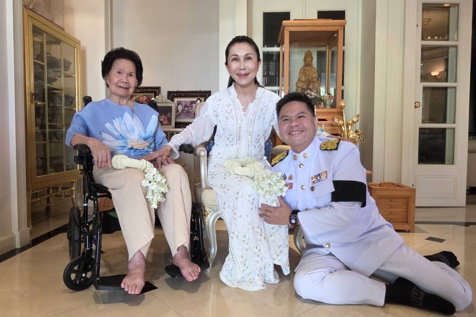 ”วราวุธ“ กราบขอพร แม่แจ่มใส-พี่นา แนะขอให้มีสติ คุณธรรม นำพาชีวิต บอกเชื่อมั่นฝีมือน้องชาย 