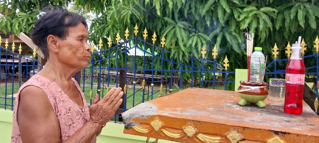 แม่เฒ่าสุรินทร์ ทำบุญถวายภัตตาหารเพล บริจาคเงินให้วัด หลวงพ่อมอบธูปให้จุดเสี่ยงโชค