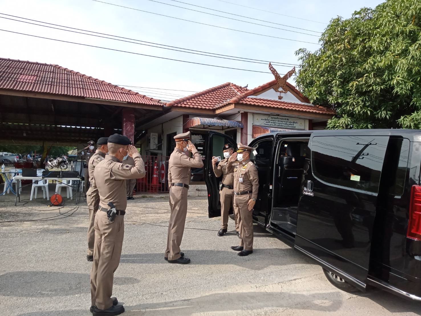 "บิ๊กอ้อ" ผบช.ภ 6 ลงพื้นที่ตรวจเยี่ยมจุดตรวจความมั่นคง (เอเปค) บริเวณหน้าศูนย์จราจร สภ.เมืองอุทัยธานี