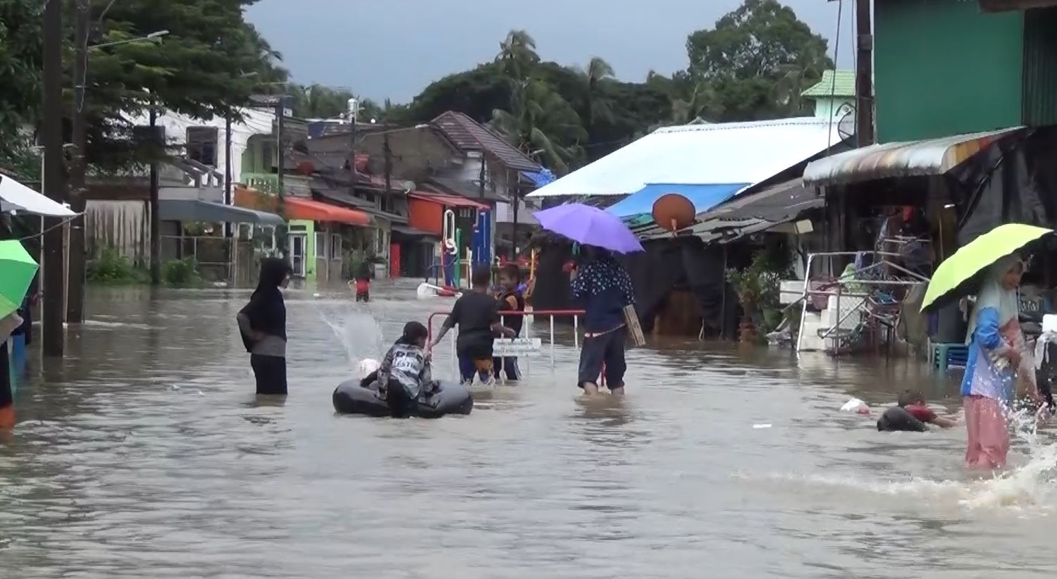แม่น้ำปัตตานีล้นตลิ่งทะลักเข้าท่วมเทศบาลย่านเศรษฐกิจกระทบหนัก
