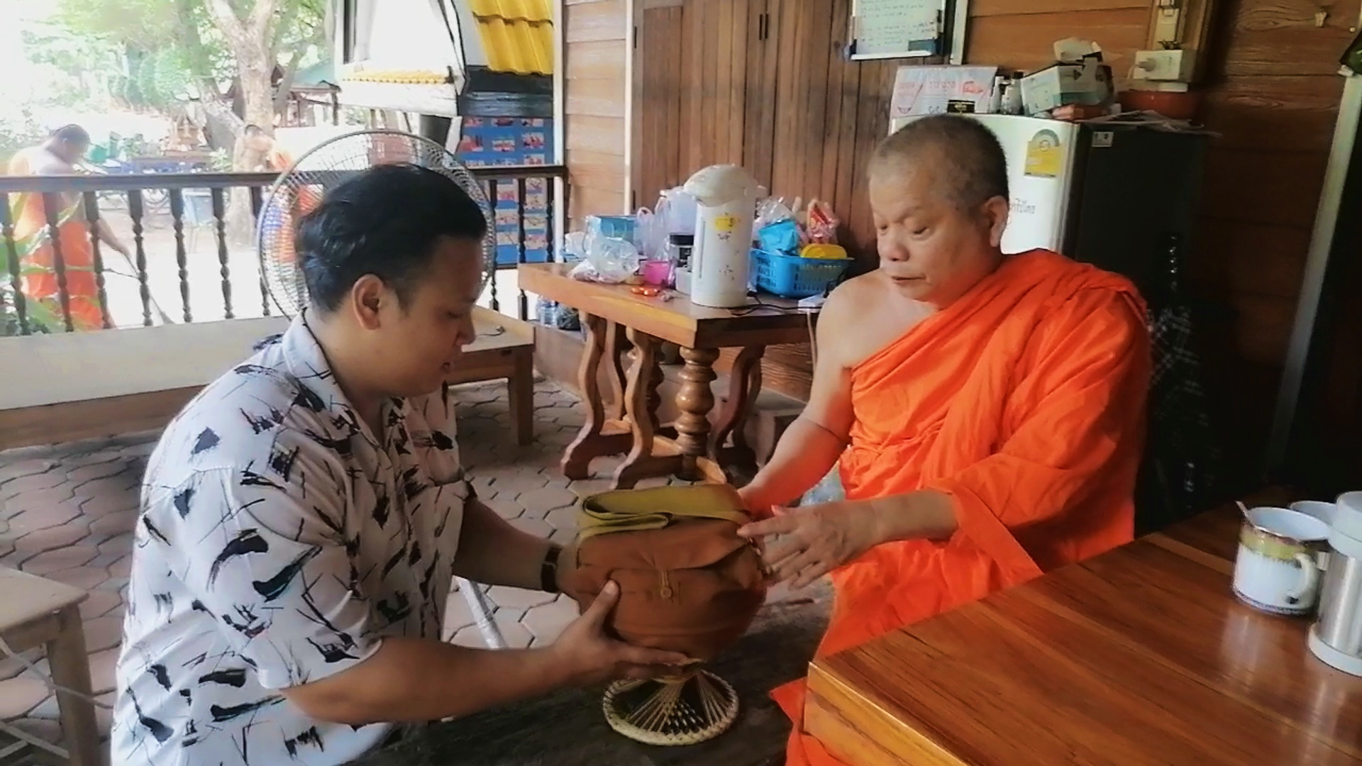อุตรดิตถ์ พระปลอมนำบาตรพระพร้อมฐานรองถักด้วยหวาย ทิ้งกองขยะนานเกือบ 8 ชั่วโมง ชาวบ้านเห็นรีบนำถวายวัด ส่องเห็นเลขชัดเจน