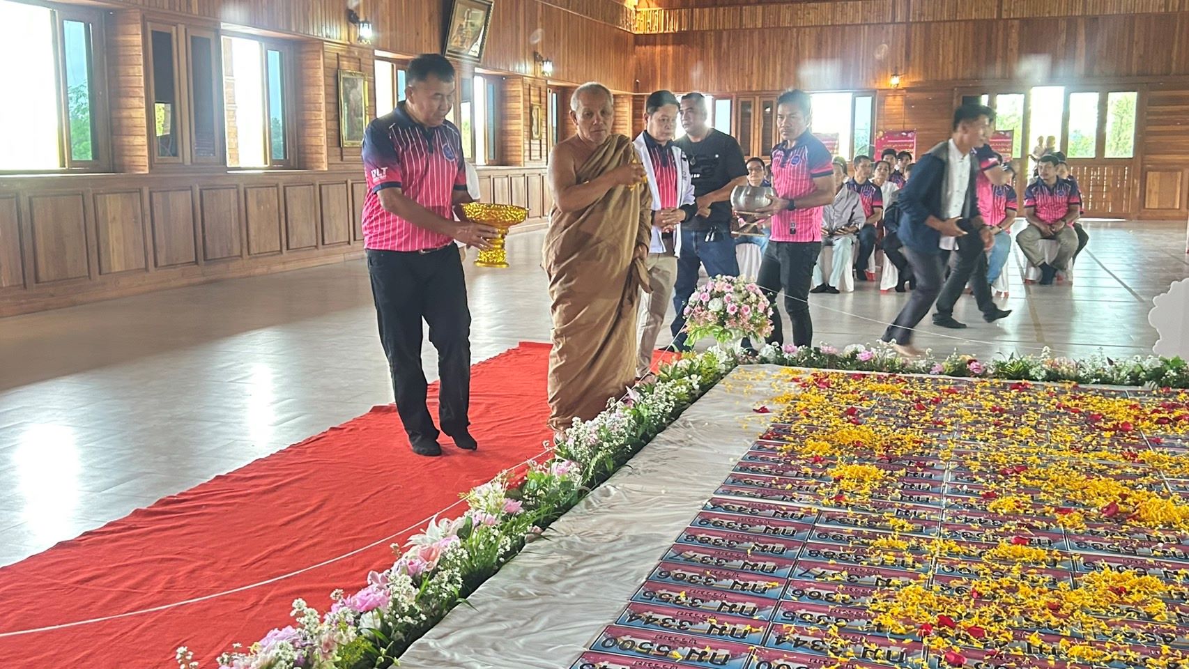 'หลวงพ่อแดง'วัดภูม่านฟ้าเจริญพระพุทธมนต์เจิมแผ่นป้ายทะเบียนเลขสวยนำเงินประมูลเป็นกองทุนช่วยผู้ได้รับผลกระทบจากอุบัติเหตุ