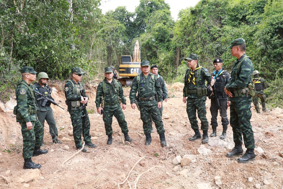แม่ทัพภาคที่ 2 ลงพื้นที่ชายแดน ตรวจเยี่ยมกำลังพล ติดตามสถานการณ์ เน้นย้ำความพร้อมปฏิบัติภารกิจ