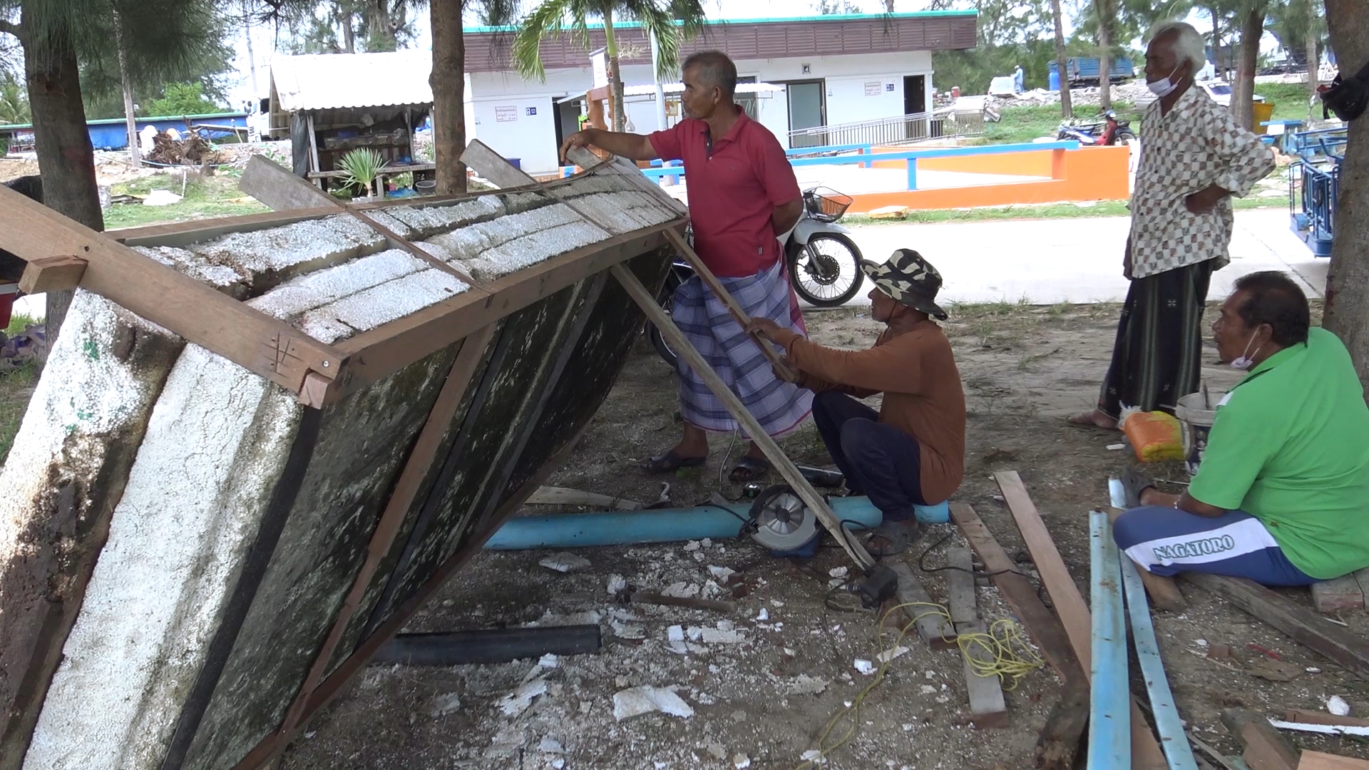 ชาวประมงพื้นบ้านทำเรือโฟมจับปลาริมเขื่อนกันคลื่นหลังอายุเลย60ปี