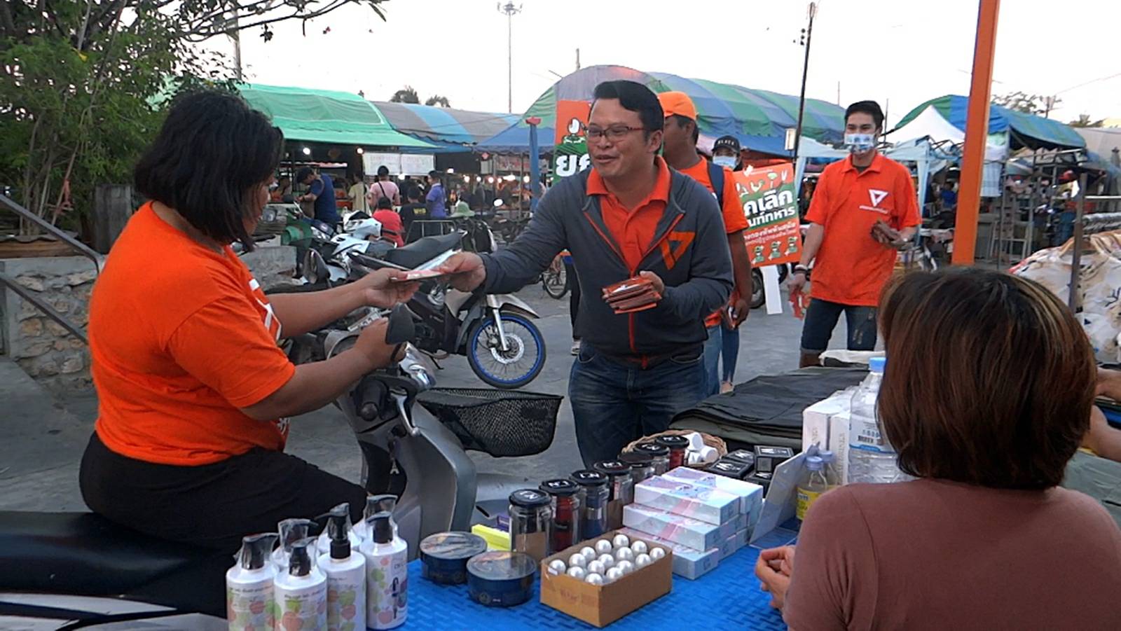 อนค.เดินหน้ายกเลิกเกณฑ์ทหาร ตลาดโพธาราม 