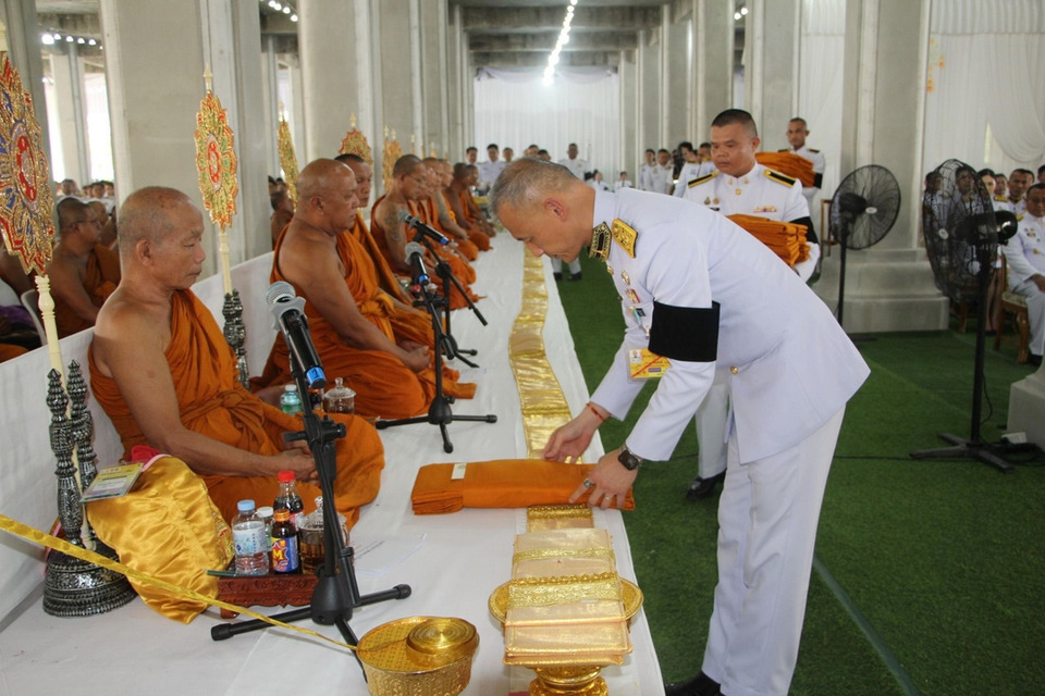 โปรดเกล้าฯ เชิญผ้าไตรพระราชทานแก่พระสงฆ์ ในโครงการ “เรือหลวงแห่งธรรมสถิตนคเรศ” จ.ร้อยเอ็ด