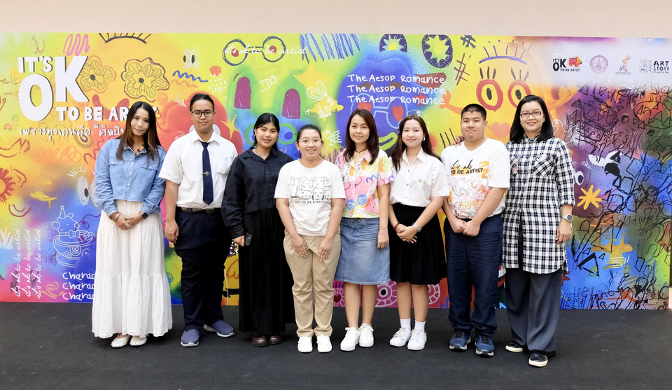 ผศ.พชรมน นำคณาจารย์-นศ.กราฟิกดีไซน์ มรภ.บ้านสมเด็จฯ เข้าชมนิทรรศการ “It’s Ok to be Artist: เพราะทุกคนคือศิลปิน”