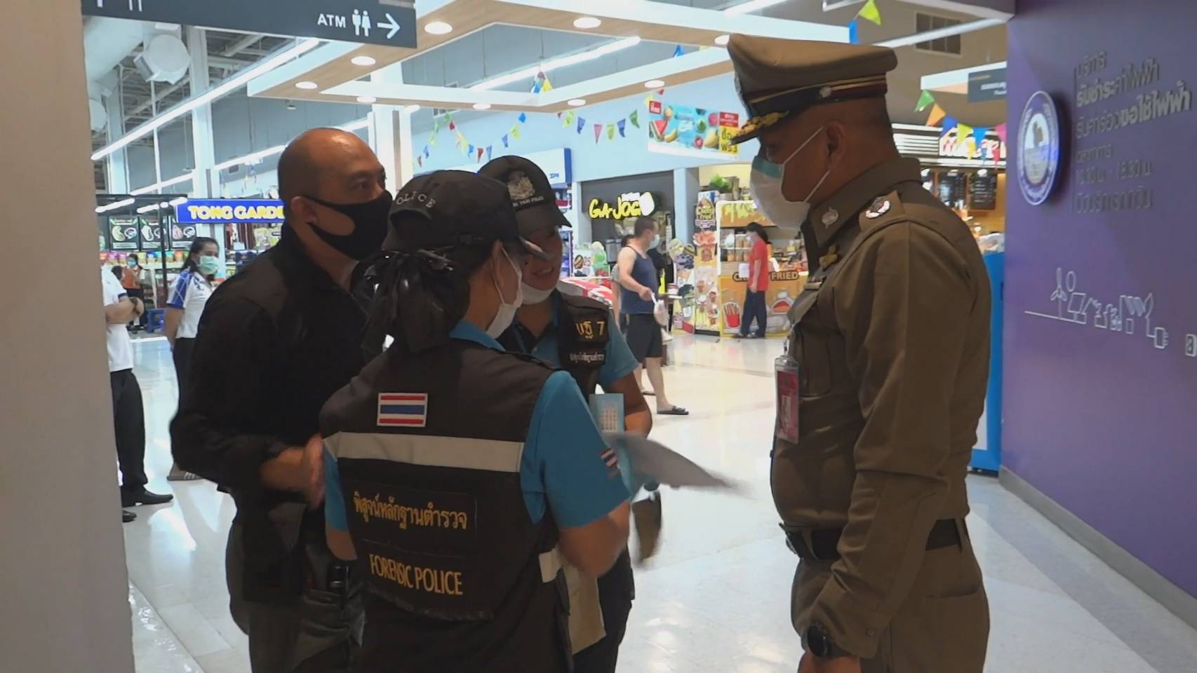 ผบช.ภ.7 ลงพื้นที่วางแผนไล่ล่าคนร้ายบุกจี้ชิงเงินธนาคารกรุงเทพ ในห้างโลตัสราชบุรี