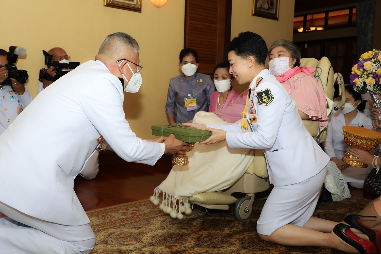 ในหลวง-พระราชินี พระราชทานดอกไม้และของขวัญ เนื่องในวันคล้ายวันประสูติ พระเจ้าวรวงศ์เธอฯ กรมหมื่นสุทธนารีนาถ
