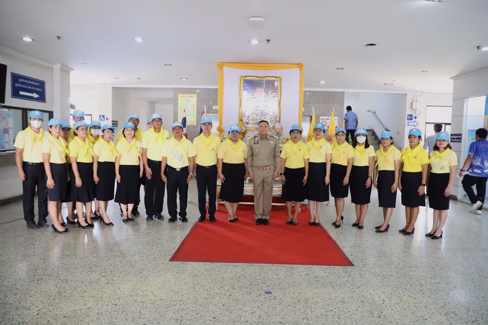 ผู้ว่าฯอ่างทอง ประธานในพิธีรับมอบหมวกและผ้าพันคอจิตอาสาพระราชทาน บุคลากรในสังกัด พม. 