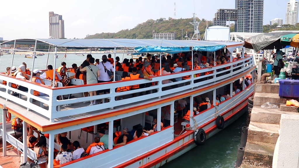 นทท.ชาวไทย-ต่างชาติ แห่เที่ยวเกาะล้านช่วงวันหยุดสงกรานต์  