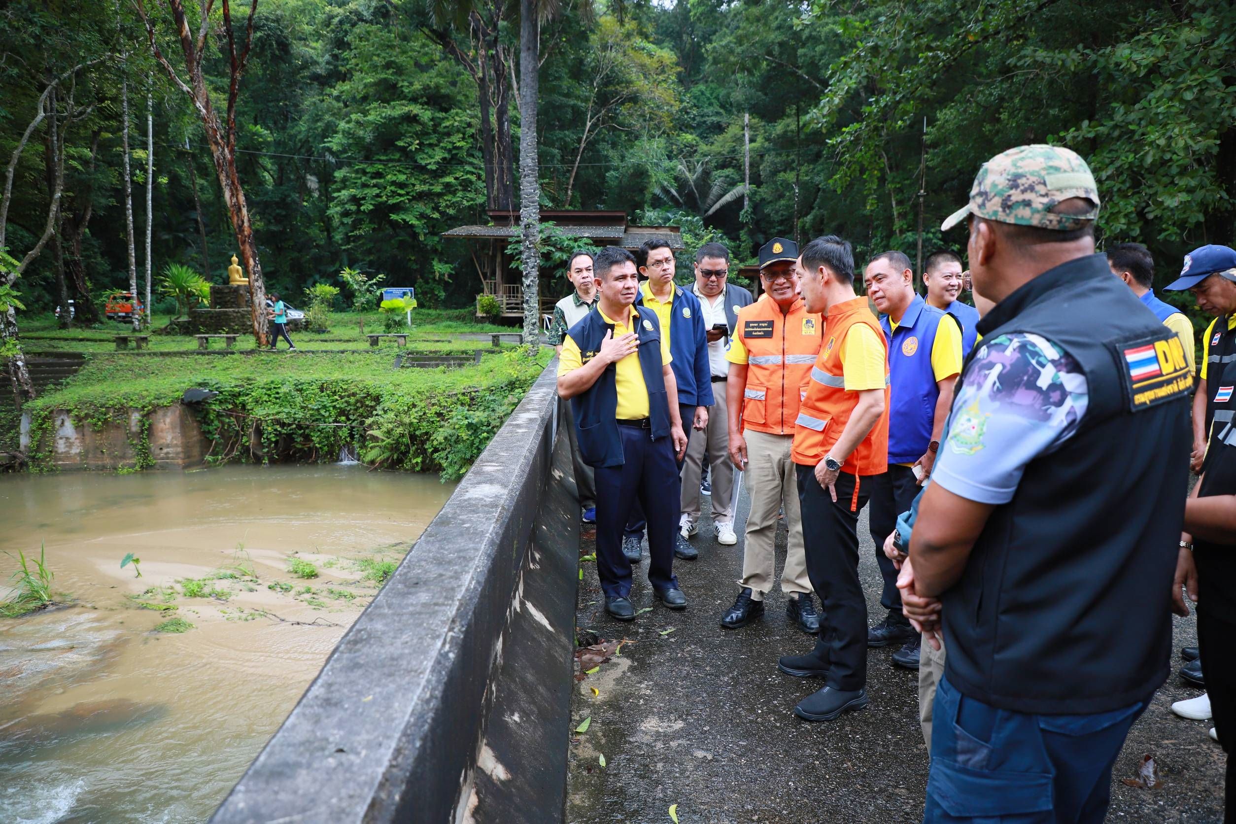 ผู้ว่าฯตรังลงพื้นที่ตรวจติดตามสถานการณ์น้ำหลังฝนตกต่อเนื่อง