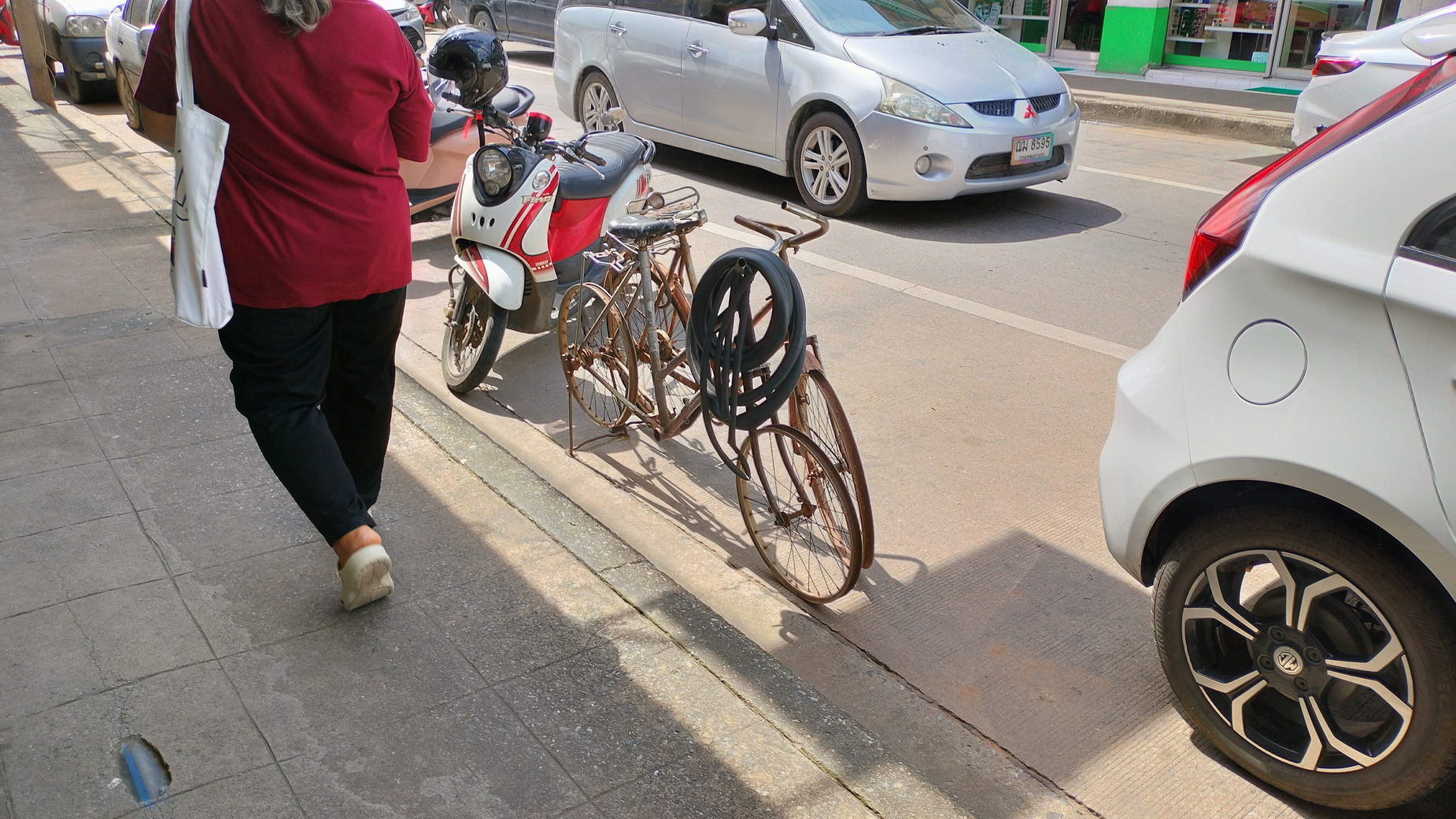 เหลี่ยมจัด ตลาดแปดริ้วแห่กั๊กยึดถนน รถไม่มีล้อยังนำมาจอดขวาง