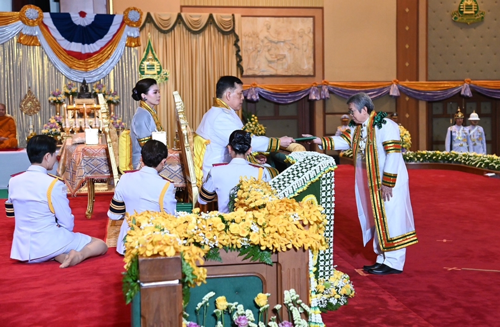 ในหลวง-พระราชินี พระราชทานปริญญาบัตรแก่ผู้สำเร็จการศึกษาจาก มสธ.เป็นวันที่ 1