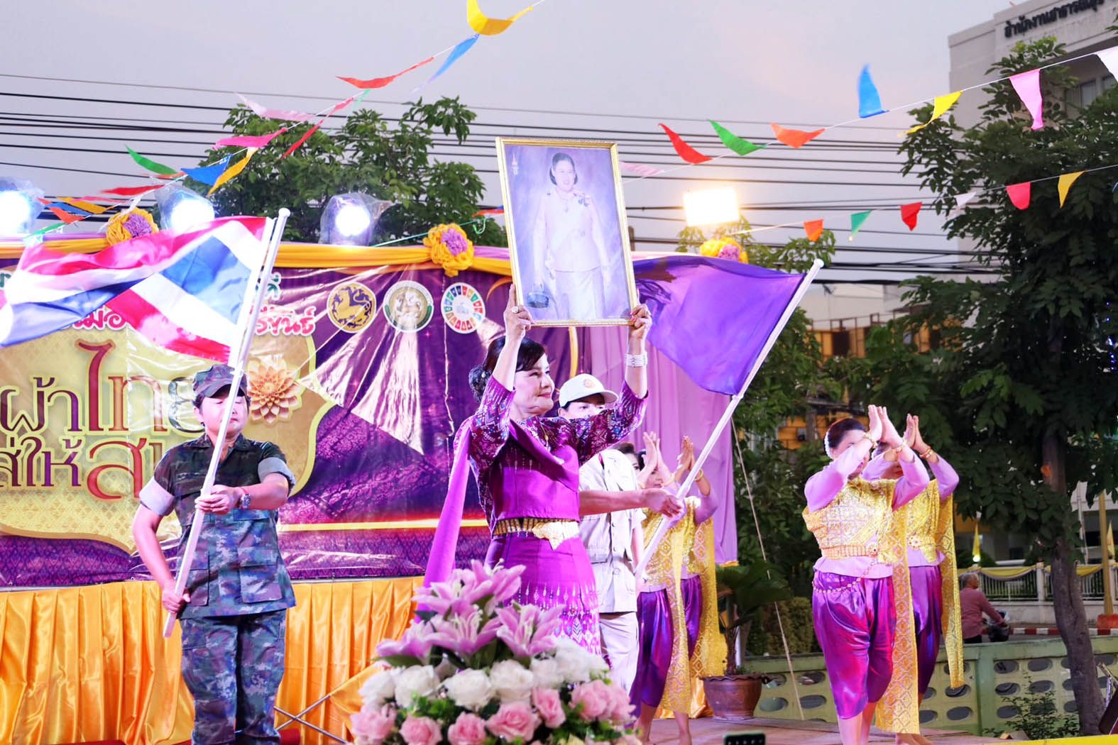 ประจวบฯจัดงานรวมพลังสตรีสามัคคีร่วมรณรงค์ "ผ้าไทยใส่ให้สนุก" 