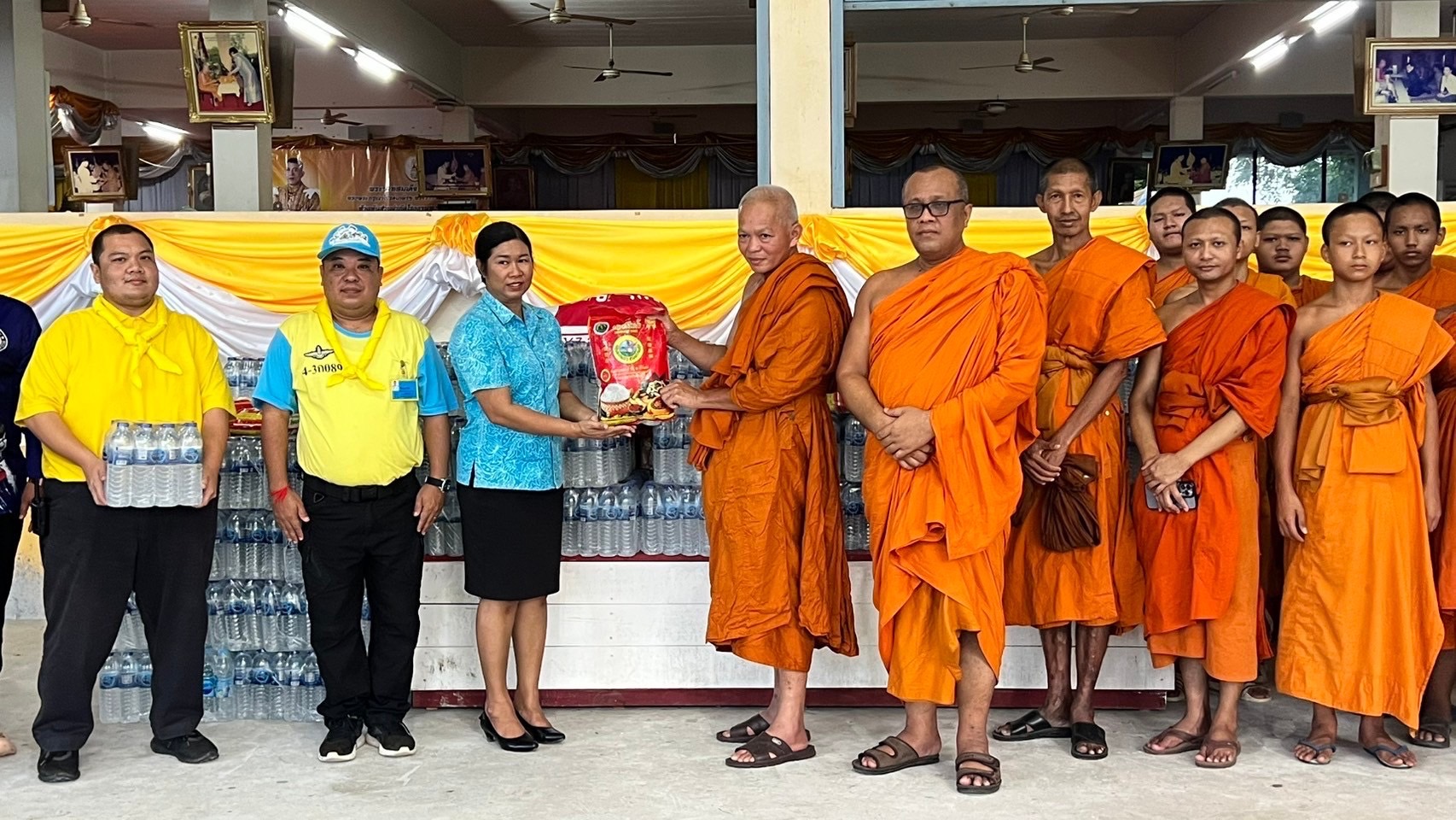 “ใจถึงใจ” ช่วยเหลือผู้ประสบอุทกภัยภาคใต้ ถวายแด่พระภิกษุสามเณร พี่น้องมุสลิม สงขลา ยะลา ปัตตานี