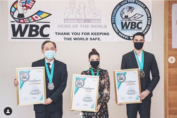 'ลีเดีย-แมทธิว'รับรางวัล'ฮีโร่มวลชน'จากสภามวยโลก ขอบคุณบุคคลากรทางการแพทย์ฮีโร่ที่แท้จริง