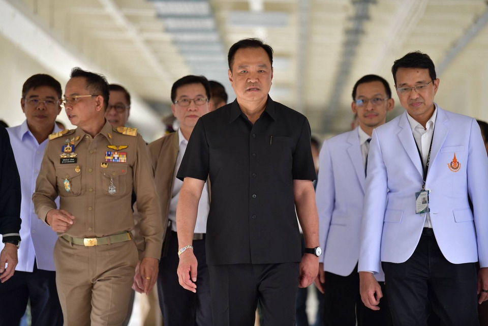 "นายกฯ" เยี่ยมผู้ได้รับบาดเจ็บเหตุความไม่สงบชายแดนใต้ อาจารย์แพทย์ มอบ “พระไพรีพินาศ” ลั่นให้ศัตรูของบ้านเมืองพินาศ