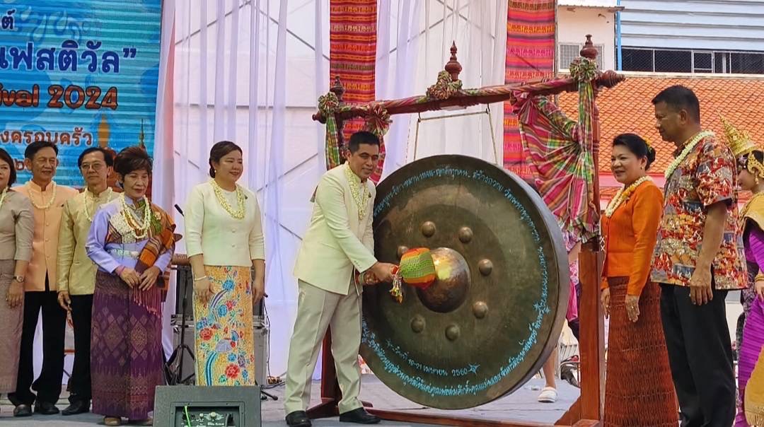 ผู้ว่าฯศรีสะเกษ เปิดงานอาหาร อาภรณ์ งานศิลป์ ในสงกรานต์เฟสติวัล
