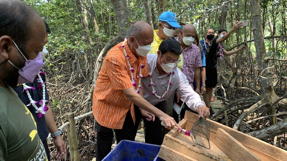 นายอำเภอบางสะพาน เปิดสะพานไม้ไผ่ ท่องเที่ยวอนุรักษ์วิถีชุมชนรับสงกรานต์