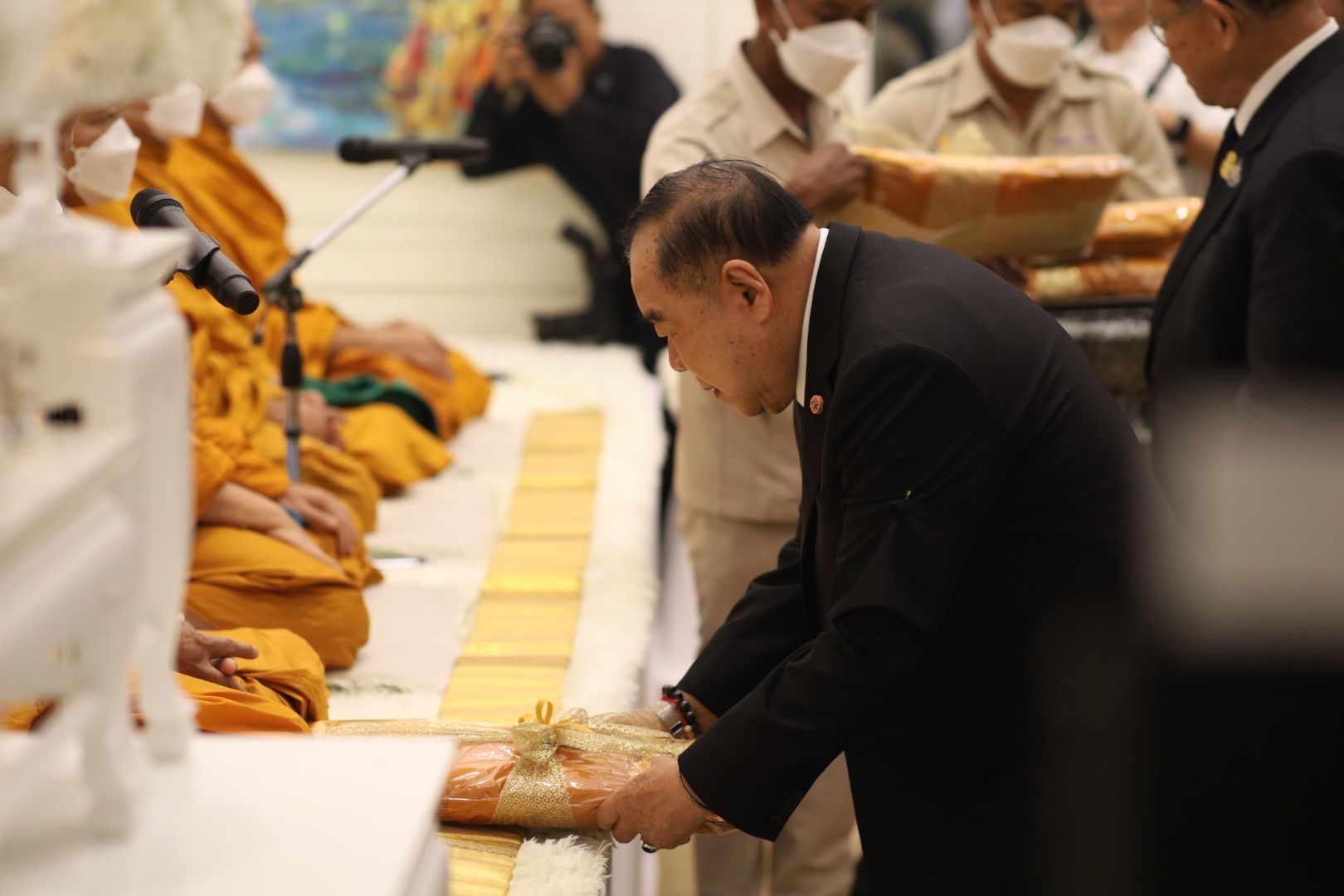 ‘พล.อ.ประวิตร’ เป็นเจ้าภาพสวดพระอภิธรรม ‘เอ๋ ชนม์สวัสดิ์’ คืนแรก