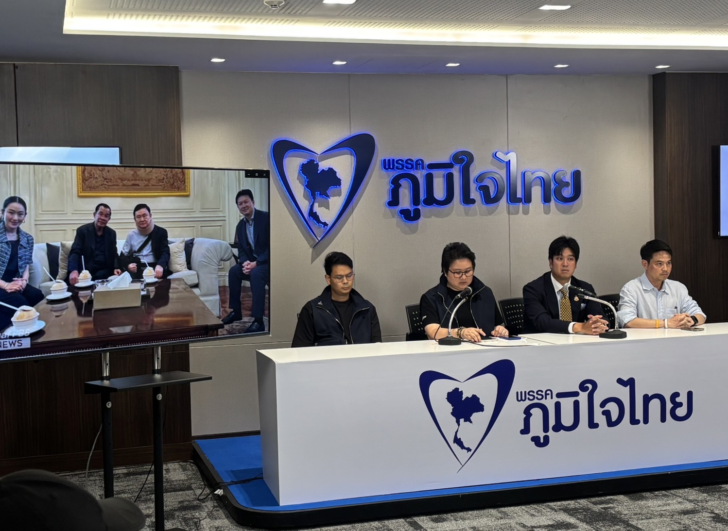 "พรรคสีน้ำเงิน" งัดคลิปในอดีตตอกกลับ "ทักษิณ-พท." ใครกันแน่สนิทแนบแน่น "ผู้นำกัมพูชา"
