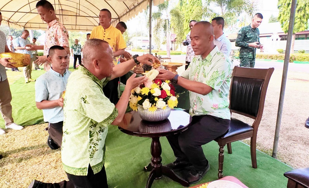 ผบ.กองกำลังสุรนารี ร่วมทำบุญ​ ตักบาตร​ สรงน้ำพระ ​เนื่องในวันสงกรานต์