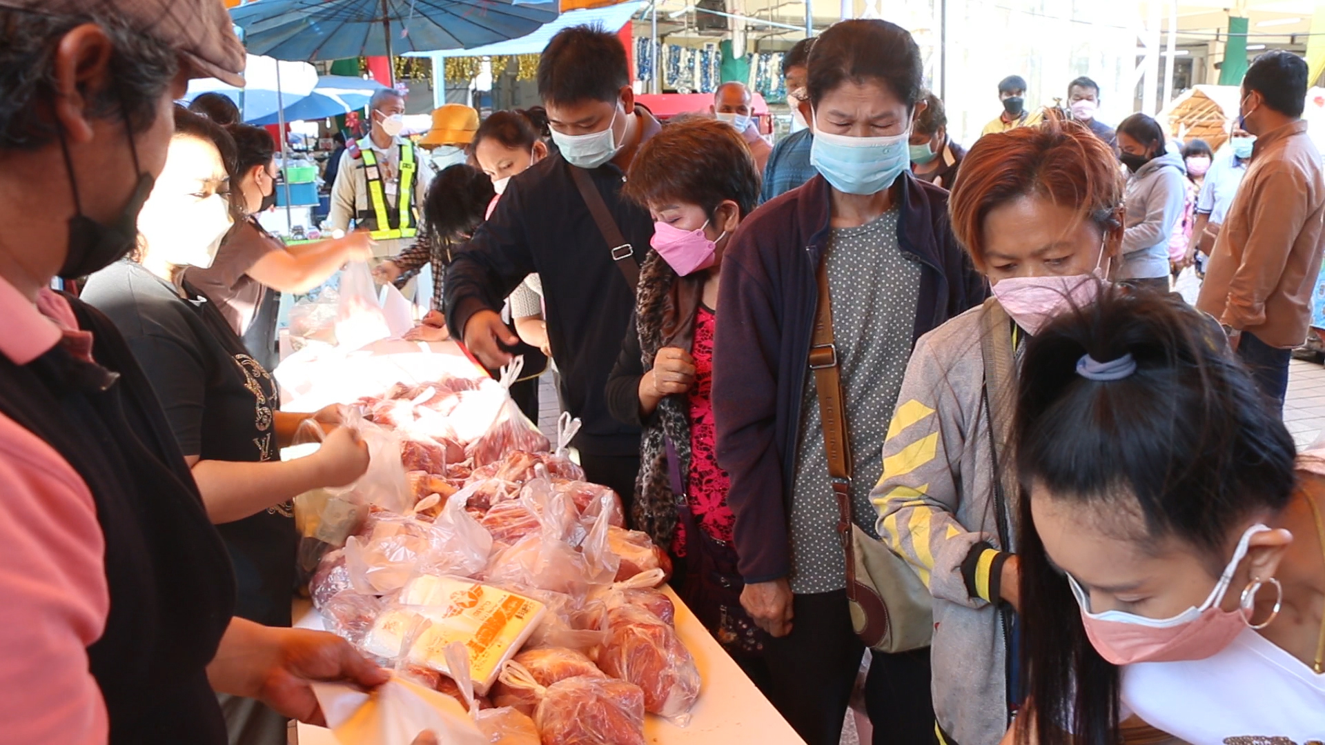 ขอนแก่นจัดมหกรรมหมูราคาถูกนาน 2 สัปดาห์  ลูกค้ายืนรอต่อแถวเลือกซื้อคับคั่ง