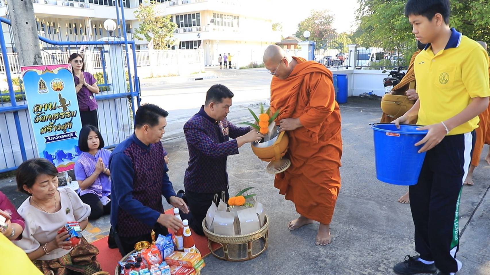 พุทธศาสนิกชนชาวลพบุรีแต่งไทยตักบาตรข้าวสารอาหารแห้งในโครงการถนนสายบุญนำสู่การสร้างสุข  
