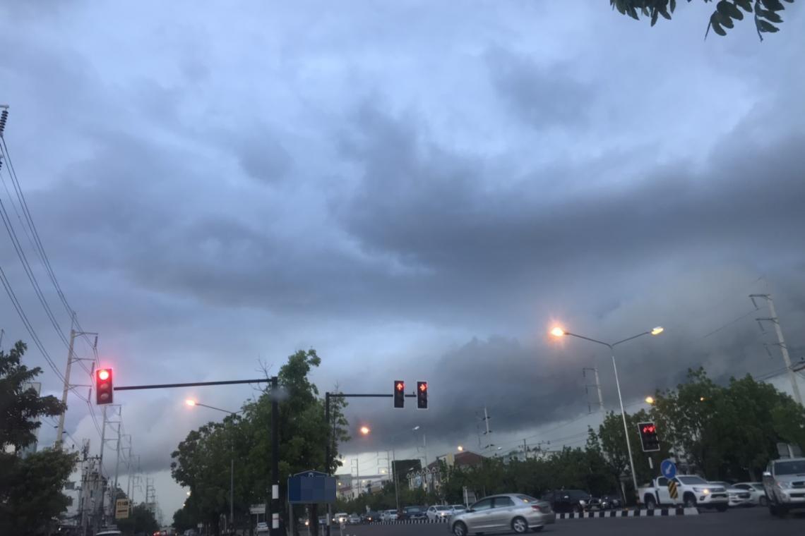 วันนี้กรุงเทพฝนตกช่วงบ่ายถึงค่ำ  ทะเลอันดามันเรือเล็กงดออกจากฝั่ง